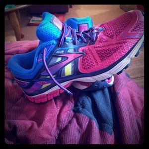 ***SOLD***  Brooks RAVENNA Running Shoes  Sz 9